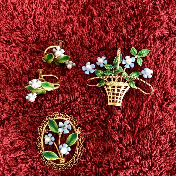 Krementz Classic \'Forget-me-not\' basket pin, oval pin & earring set
